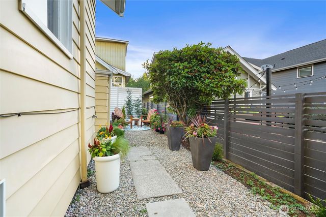 360 Howe Street, Seattle, WA 98109
