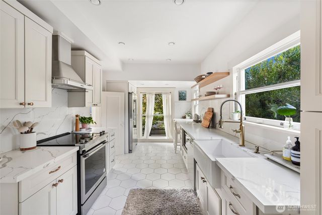 360 Howe Street, Seattle, WA 98109