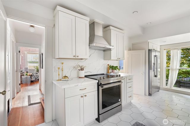 360 Howe Street, Seattle, WA 98109
