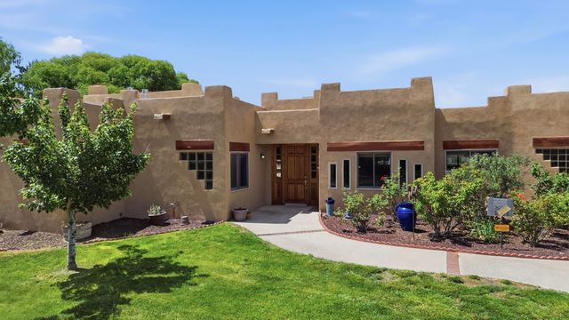 458 Calle De Wences, Los Lunas, NM 87031