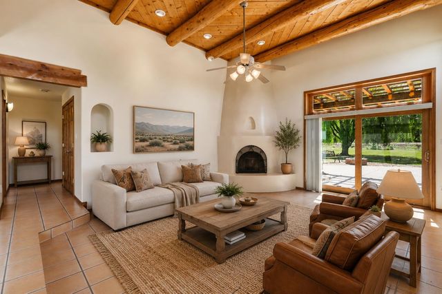 458 Calle De Wences, Los Lunas, NM 87031