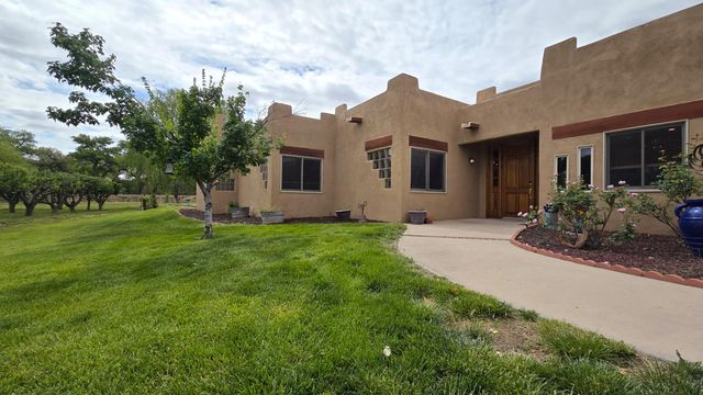 458 Calle De Wences, Los Lunas, NM 87031