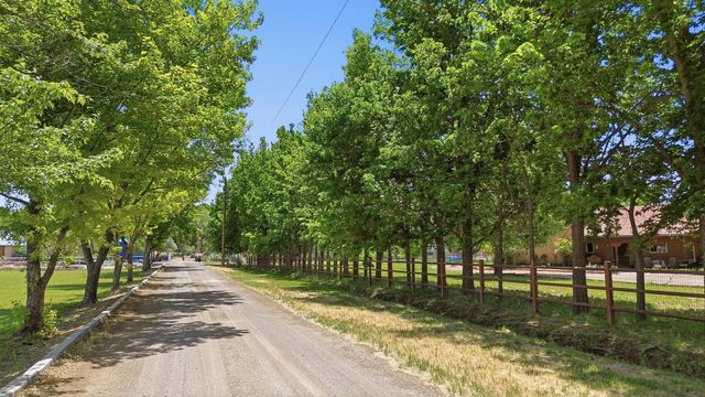 458 Calle De Wences, Los Lunas, NM 87031