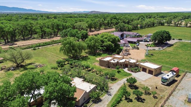 458 Calle De Wences, Los Lunas, NM 87031