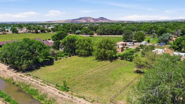 458 Calle De Wences, Los Lunas, NM 87031