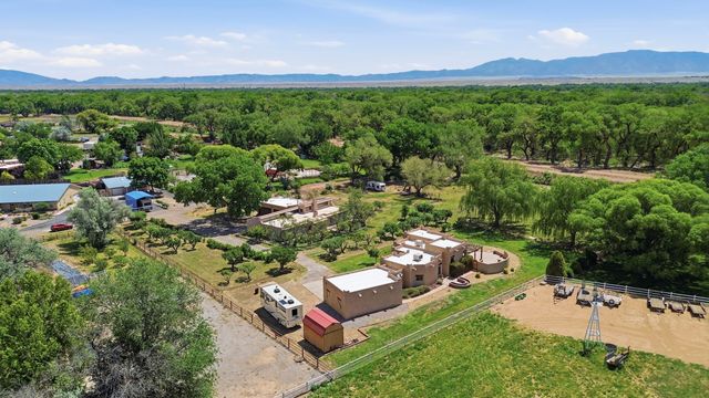458 Calle De Wences, Los Lunas, NM 87031