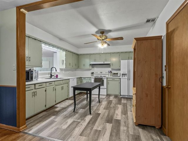 204 Country Club Terrace, Midwest City, OK 73110