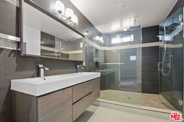 15424 Camarillo Street, Sherman Oaks, CA 91403
