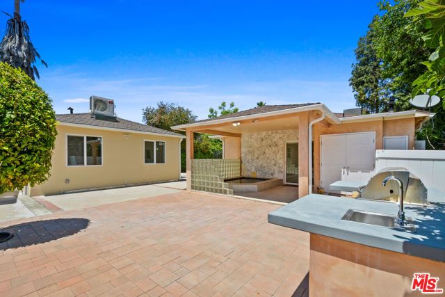15424 Camarillo Street, Sherman Oaks, CA 91403