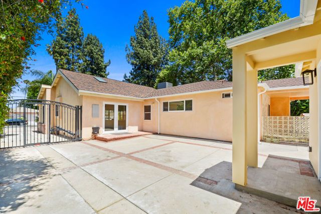 15424 Camarillo Street, Sherman Oaks, CA 91403