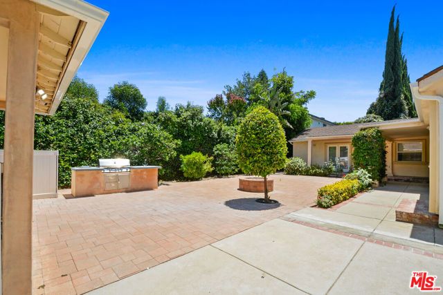 15424 Camarillo Street, Sherman Oaks, CA 91403