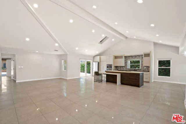 15424 Camarillo Street, Sherman Oaks, CA 91403