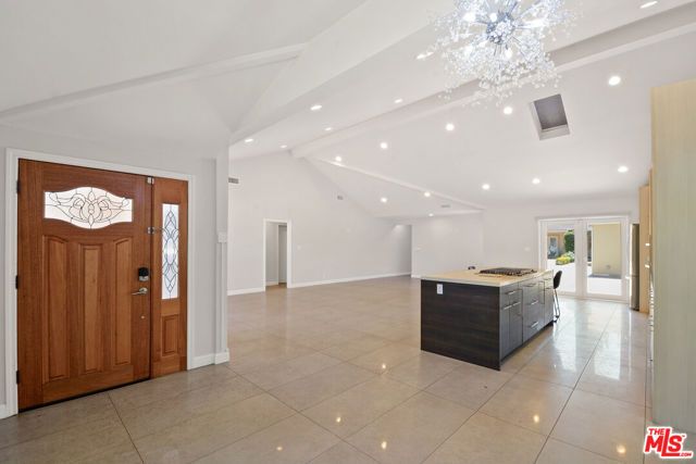 15424 Camarillo Street, Sherman Oaks, CA 91403