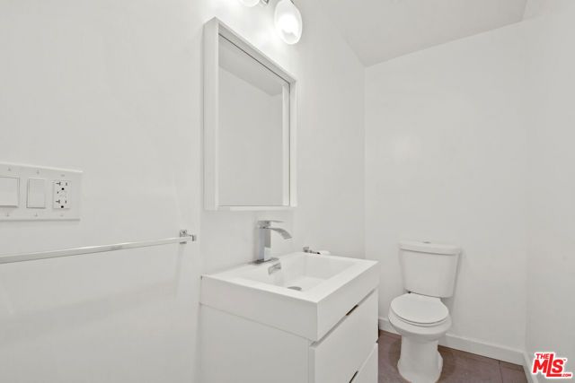 15424 Camarillo Street, Sherman Oaks, CA 91403