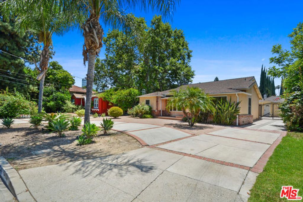 15424 Camarillo Street, Sherman Oaks, CA 91403