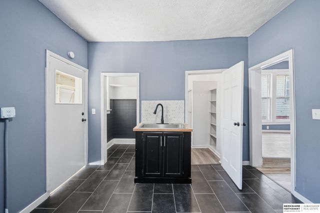 1775 S 9 Street, Omaha, NE 68108