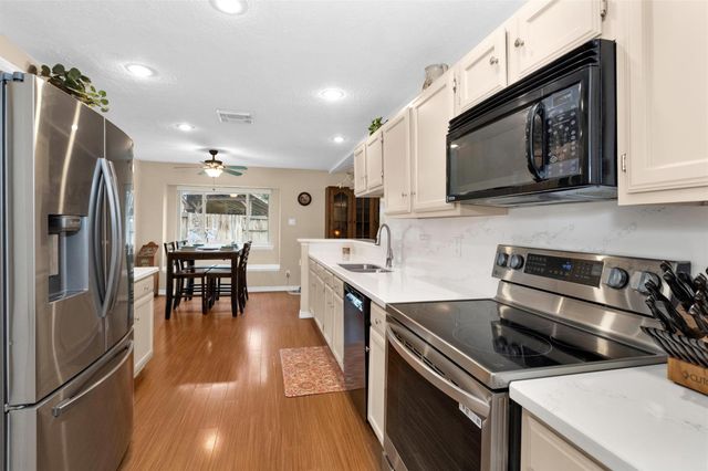 315 Thistlewood Court, League City, TX 77573