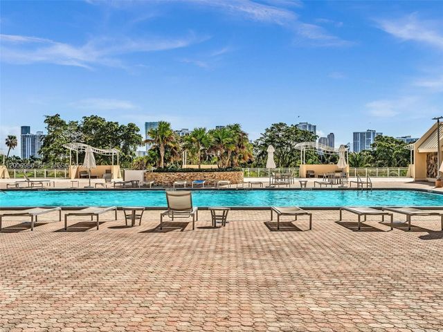 20301 W Country Club Drive 622, Aventura, FL 33180