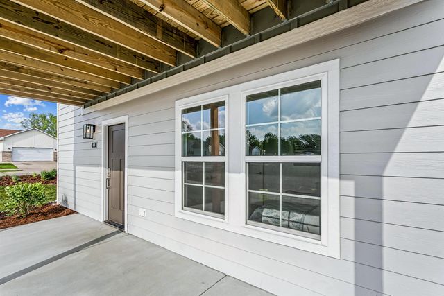 409 E Douglas Ave, Andover, KS 67002