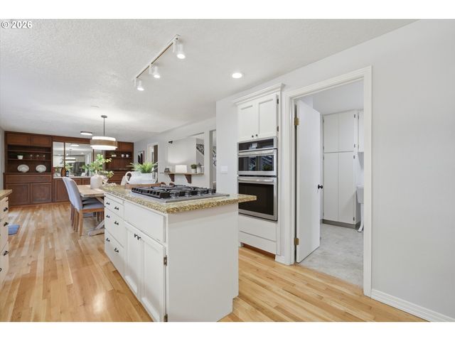 14400 Nw OAKHILLS Dr, Beaverton, OR 97006