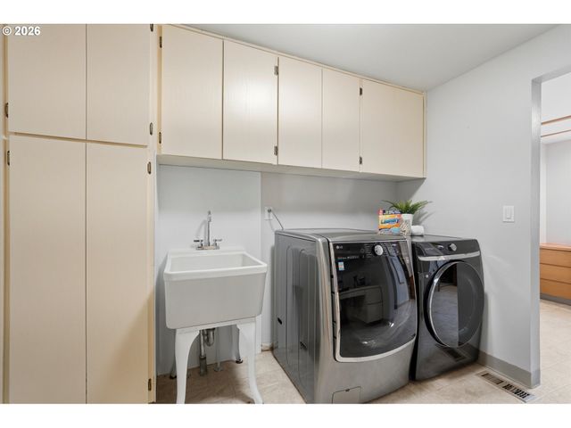 14400 Nw OAKHILLS Dr, Beaverton, OR 97006