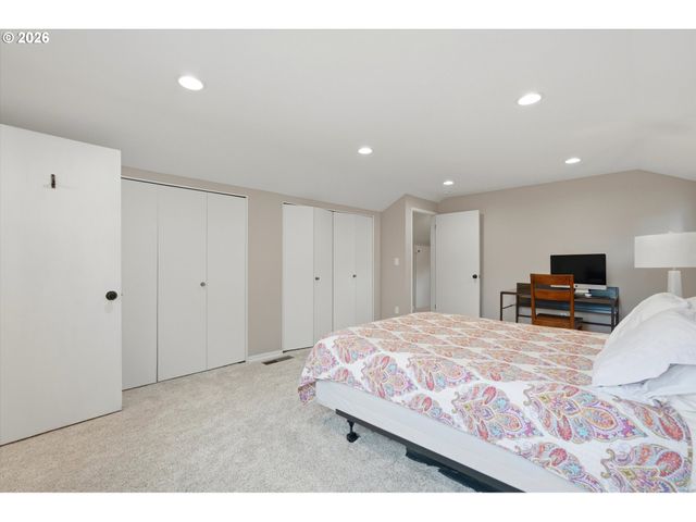 14400 Nw OAKHILLS Dr, Beaverton, OR 97006