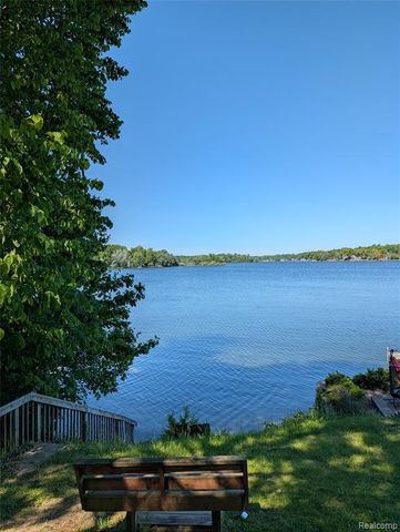 7166 Alpine Drive, Linden, MI 48451