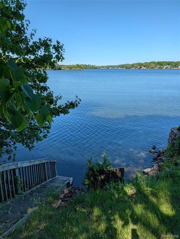 7166 Alpine Drive, Linden, MI 48451