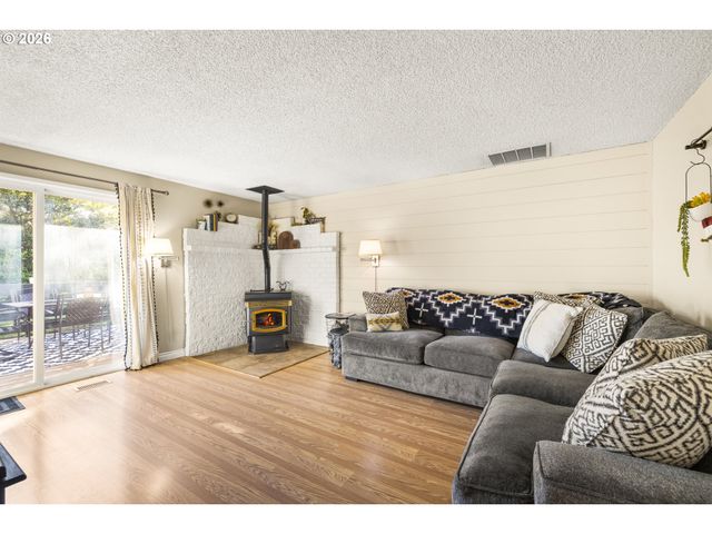 165 Sw 9TH Ave, Canby, OR 97013