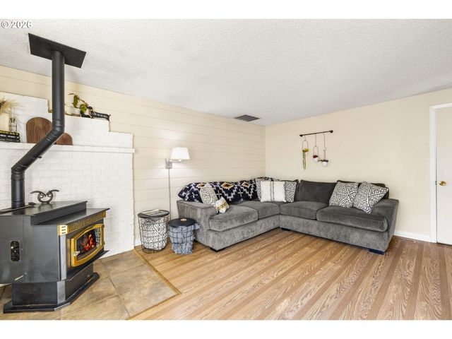 165 Sw 9TH Ave, Canby, OR 97013