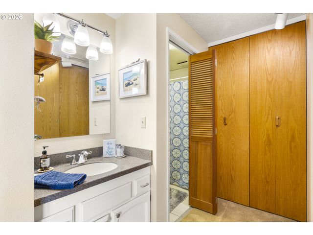 165 Sw 9TH Ave, Canby, OR 97013