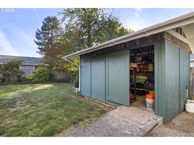 165 Sw 9TH Ave, Canby, OR 97013