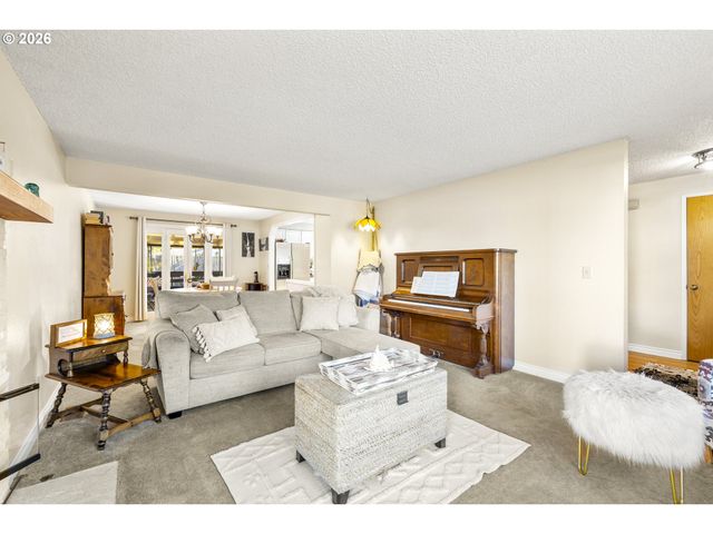 165 Sw 9TH Ave, Canby, OR 97013