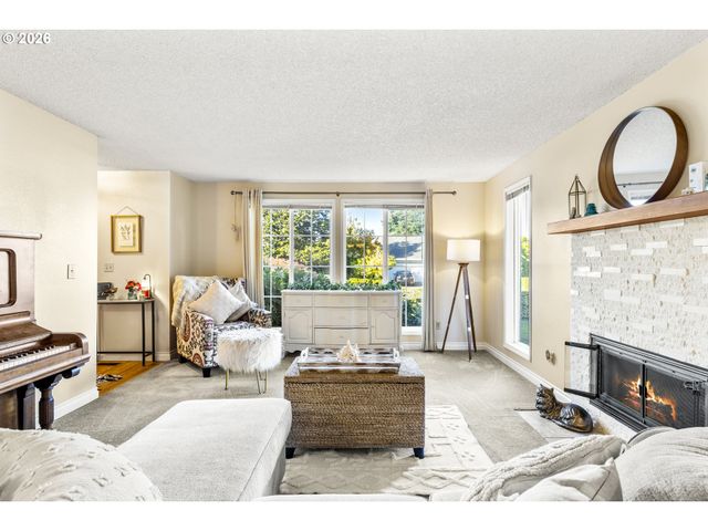 165 Sw 9TH Ave, Canby, OR 97013