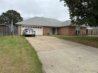 612 WESTWOOD DR Drive, Claremore, OK 74017