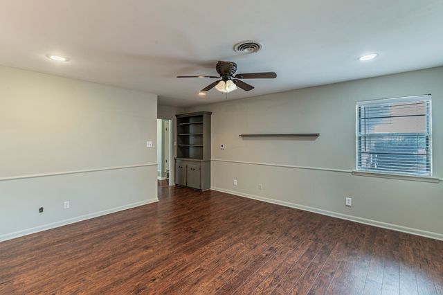 1201 Crestridge Street, Ennis, TX 75119