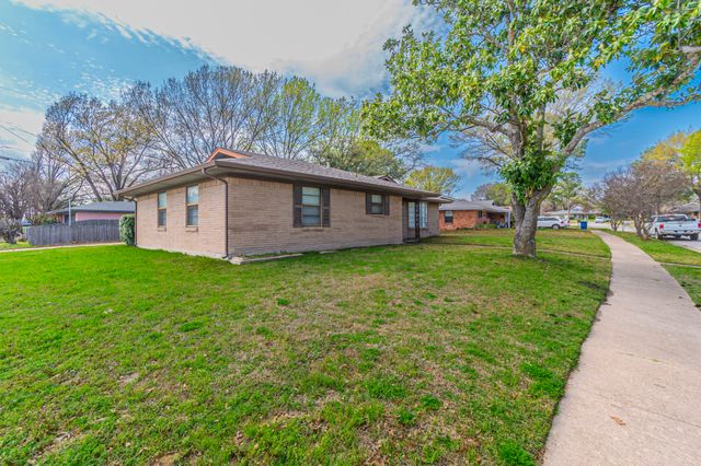 1201 Crestridge Street, Ennis, TX 75119