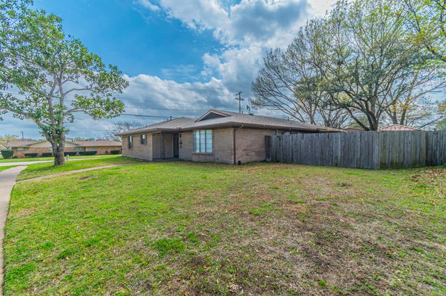 1201 Crestridge Street, Ennis, TX 75119