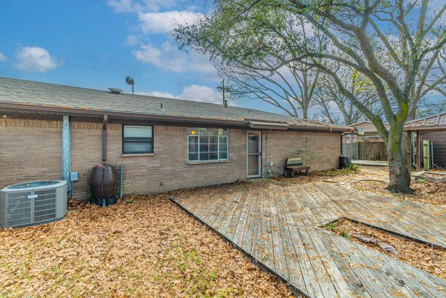 1201 Crestridge Street, Ennis, TX 75119