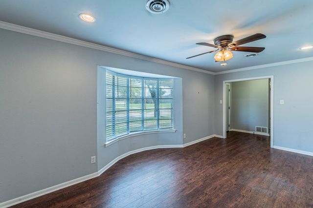 1201 Crestridge Street, Ennis, TX 75119