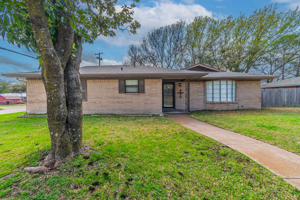 1201 Crestridge Street, Ennis, TX 75119