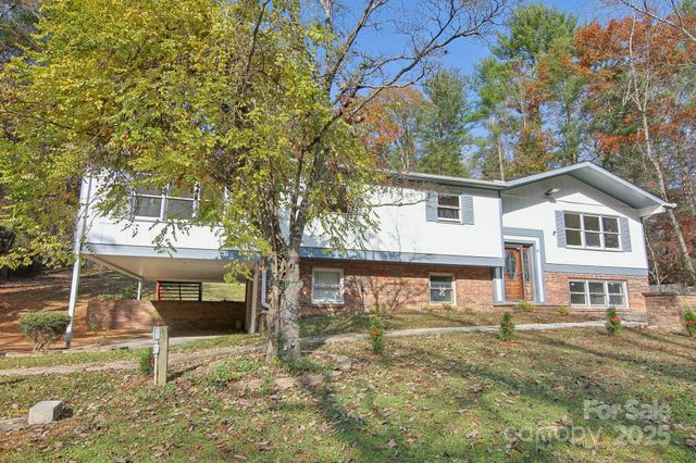 821 Anne Avenue W, Hendersonville, NC 28739