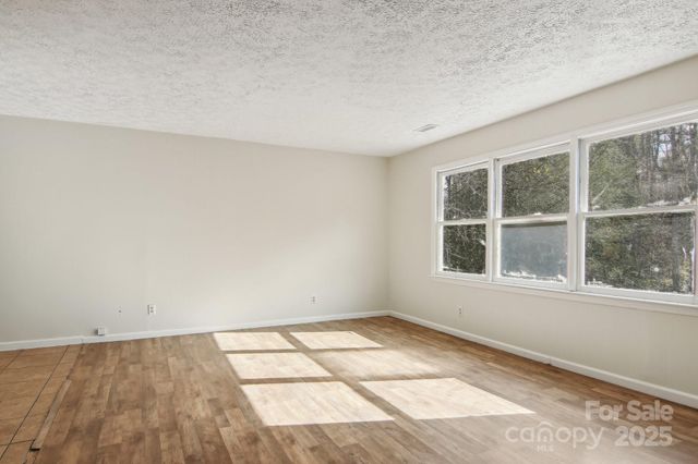 821 Anne Avenue W, Hendersonville, NC 28739