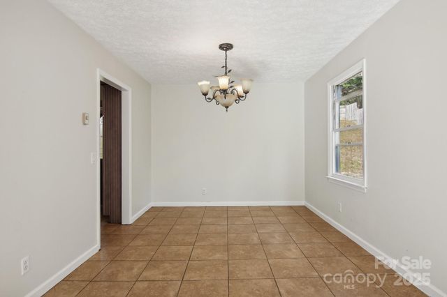 821 Anne Avenue W, Hendersonville, NC 28739