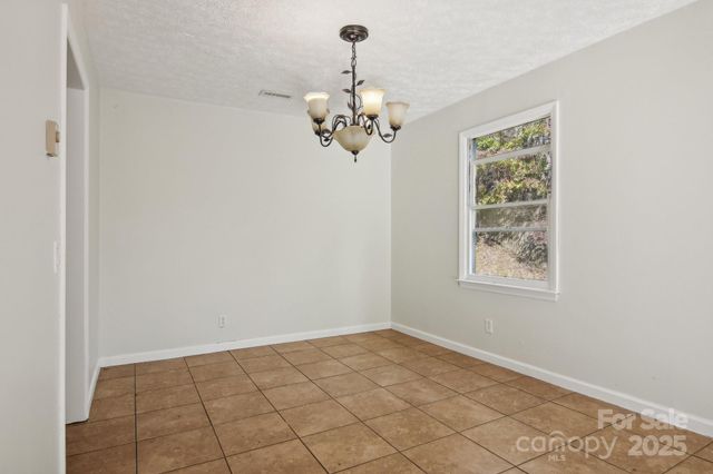 821 Anne Avenue W, Hendersonville, NC 28739