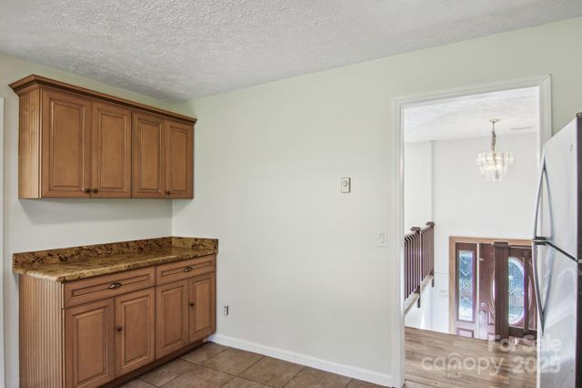 821 Anne Avenue W, Hendersonville, NC 28739
