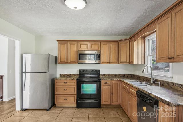 821 Anne Avenue W, Hendersonville, NC 28739