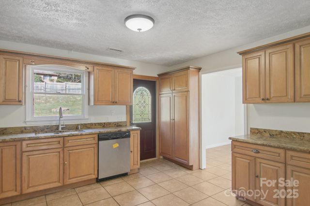 821 Anne Avenue W, Hendersonville, NC 28739