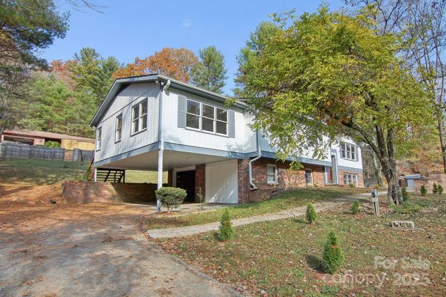 821 Anne Avenue W, Hendersonville, NC 28739