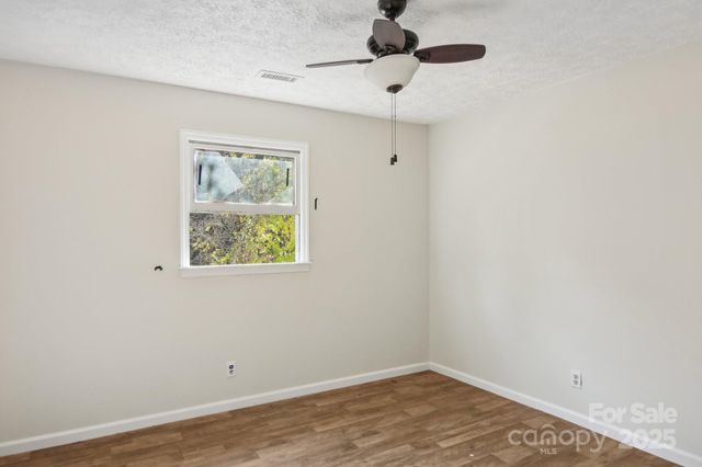 821 Anne Avenue W, Hendersonville, NC 28739